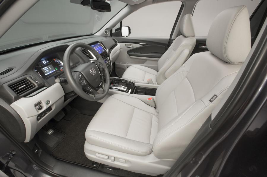 Интерьер Honda Pilot 2015 года  (фото 13 из 107)